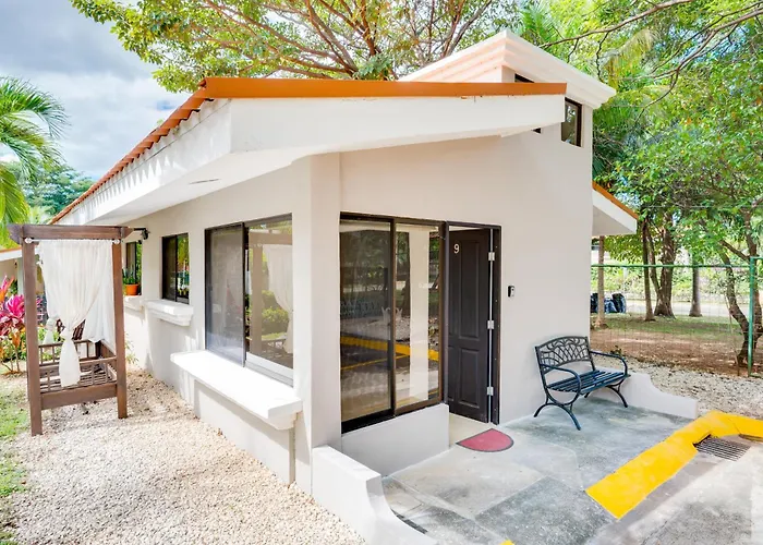 Apartment Step-free W/ Pool Access, Walk To Beach!