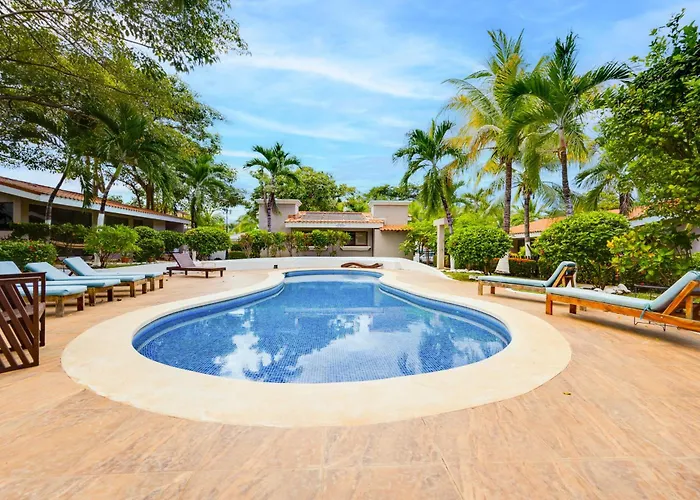 Step-free W/ Pool Access, Walk To Beach! Apartment Coco