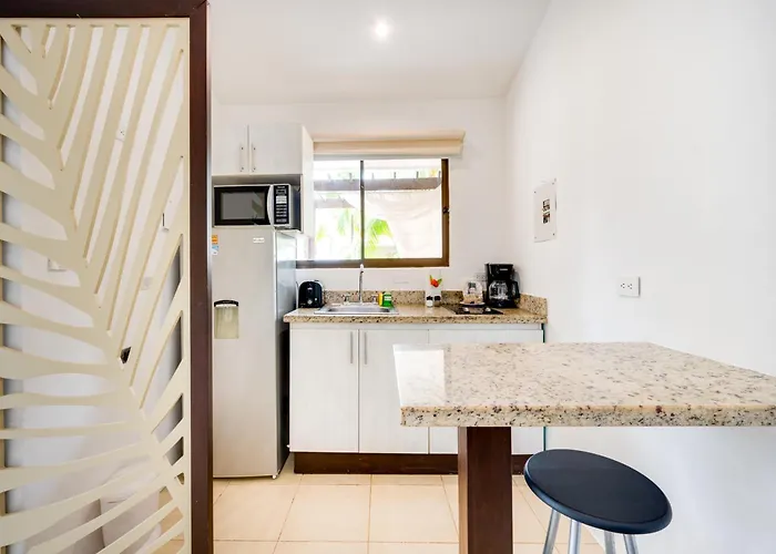 Step-free W/ Pool Access, Walk To Beach! Apartment