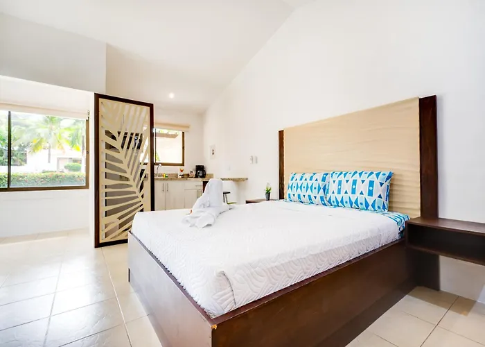 Apartment Step-free W/ Pool Access, Walk To Beach! *