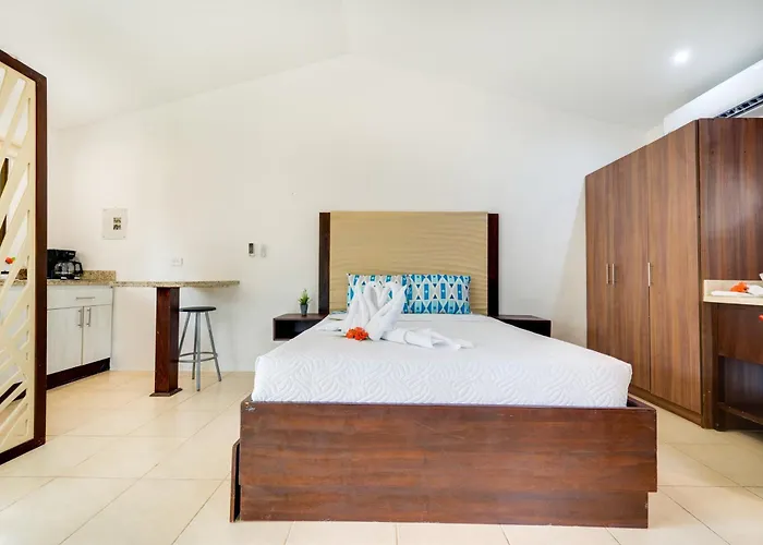 Apartment Step-free W/ Pool Access, Walk To Beach! *