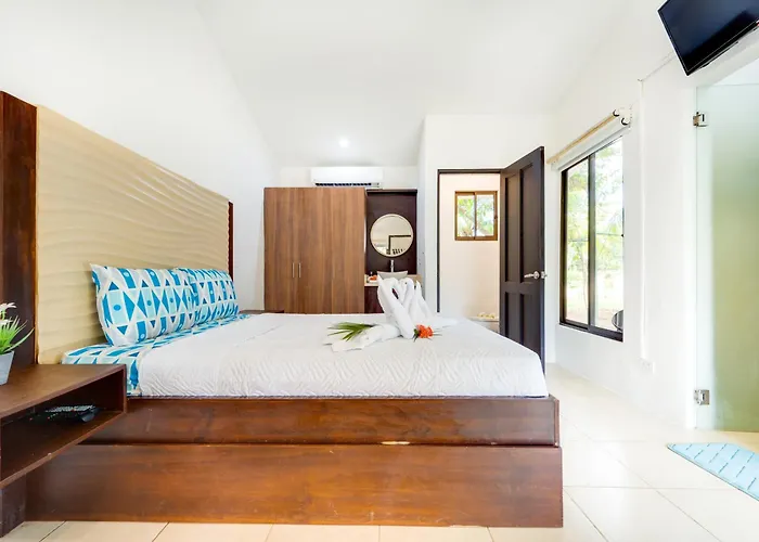 Step-free W/ Pool Access, Walk To Beach!