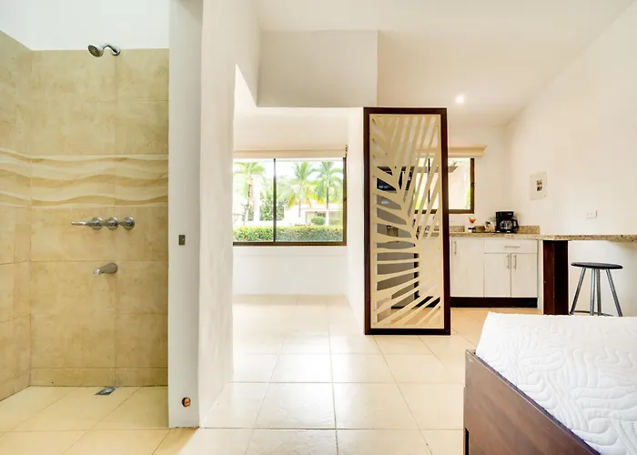 Step-free W/ Pool Access, Walk To Beach! Apartment Coco