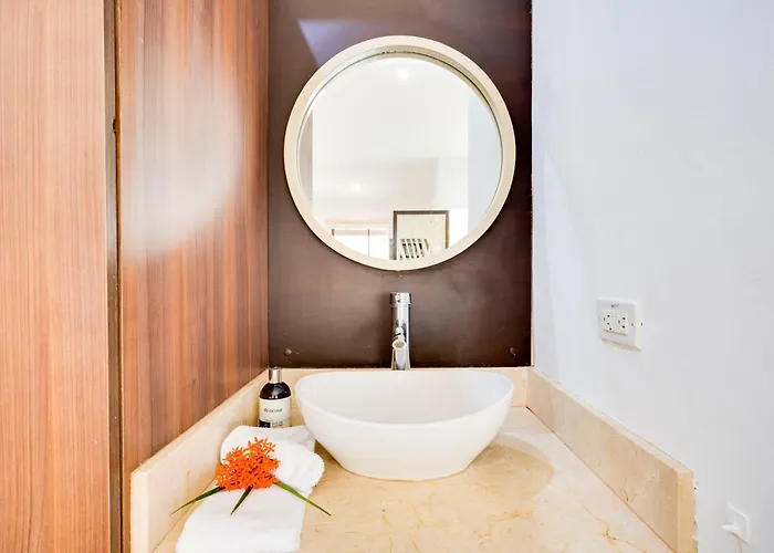 Step-free W/ Pool Access, Walk To Beach! Apartment Coco