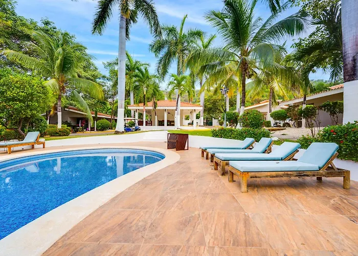 Step-free W/ Pool Access, Walk To Beach! Apartment Coco