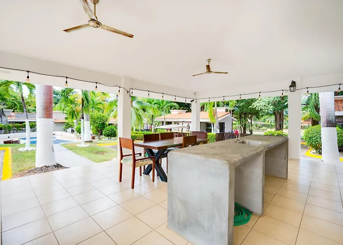 Step-free W/ Pool Access, Walk To Beach!