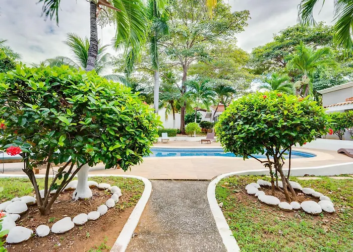 Step-free W/ Pool Access, Walk To Beach! Apartment